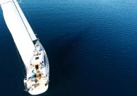 парусная яхта парусная лодка на голубое море парусная яхта elan 45